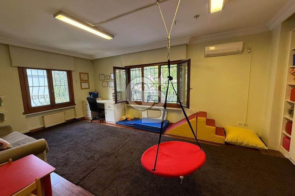 Koşuyolu'nda Özel Otoparklı, Bahçeli, Bakımlı Kiralık 9+2 Villa