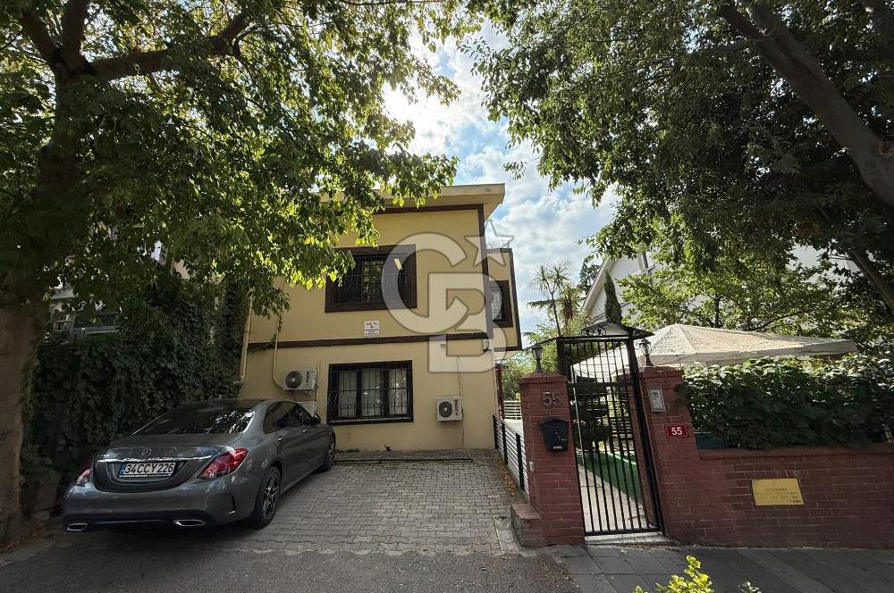 Koşuyolu'nda Özel Otoparklı, Bahçeli, Bakımlı Kiralık 9+2 Villa