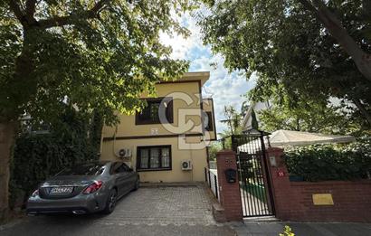 Koşuyolu'nda Özel Otoparklı, Bahçeli, Bakımlı Kiralık 9+2 Villa