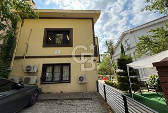 Koşuyolu'nda Özel Otoparklı, Bahçeli, Bakımlı Kiralık 9+2 Villa