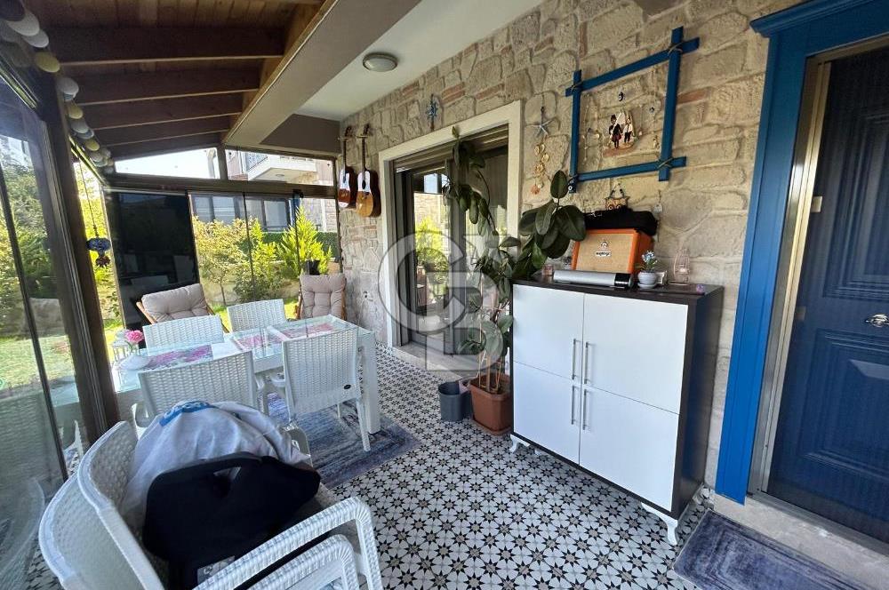 Foça Rüzgar Evleri Sitesinde Kiralık 2+1 Bahçeli Dubleks Villa