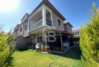 Foça Rüzgar Evleri Sitesinde Kiralık 2+1 Bahçeli Dubleks Villa