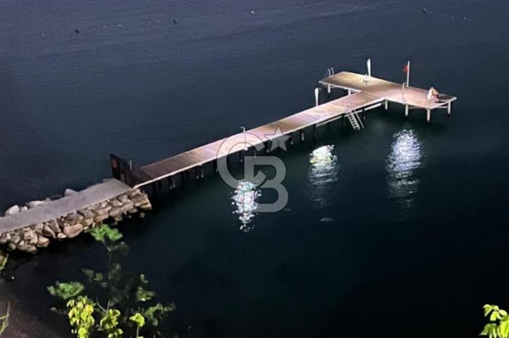 İSTANBUL BÜYÜK ÇEKMECE'DE DENİZ KENARIN'DA SATILIK VİLLA