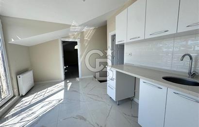 Acıbadem 'de Geniş Teraslı 4+1 Dubleks Boş Satılık Daire