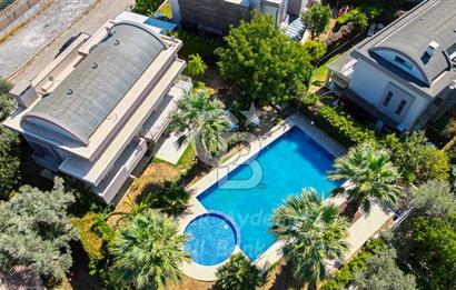 Güzelbahçe Kahramandere Mah. Mimarka Uğur Sitesi Havuzlu Satılık Villa