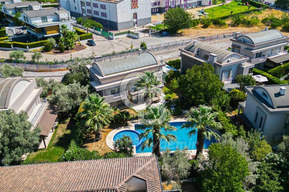 Güzelbahçe Kahramandere Mah. Mimarka Uğur Sitesi Havuzlu Satılık Villa