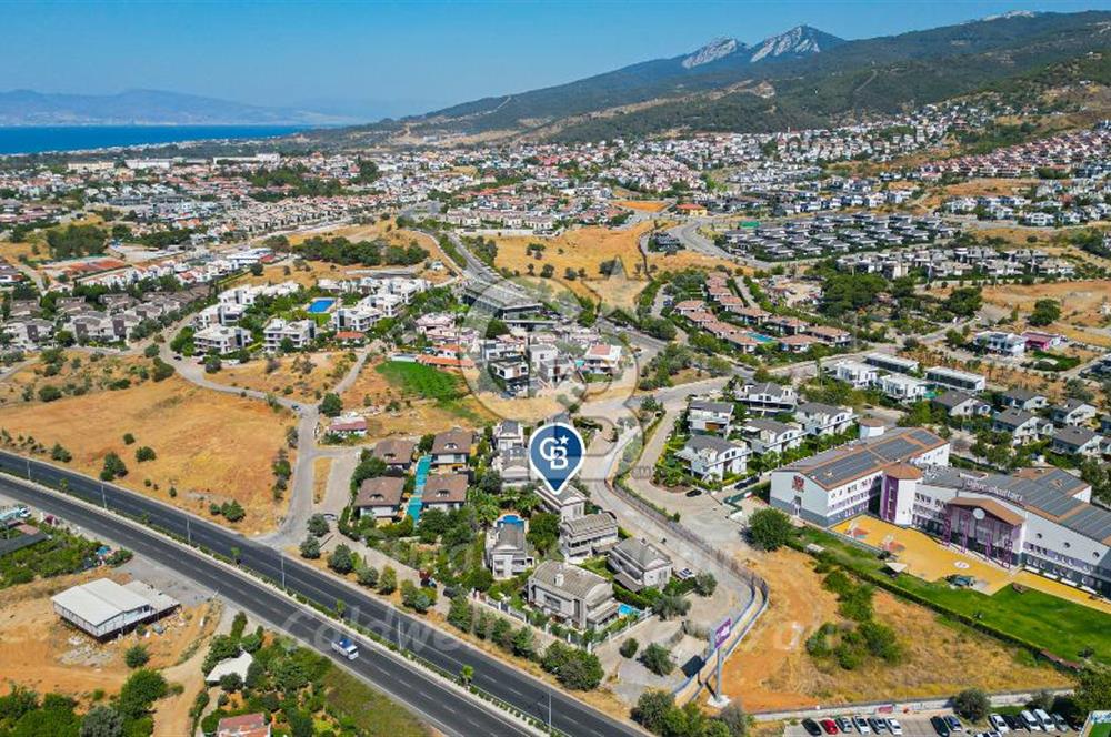 Güzelbahçe Kahramandere Mah. Mimarka Uğur Sitesi Havuzlu Satılık Villa