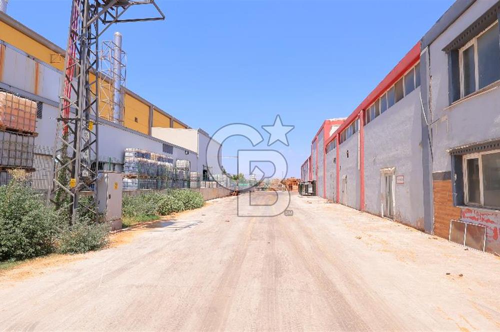 Salihli Organize Sanayi Bölgesi'nde Ankara yolu cepheli köşe...