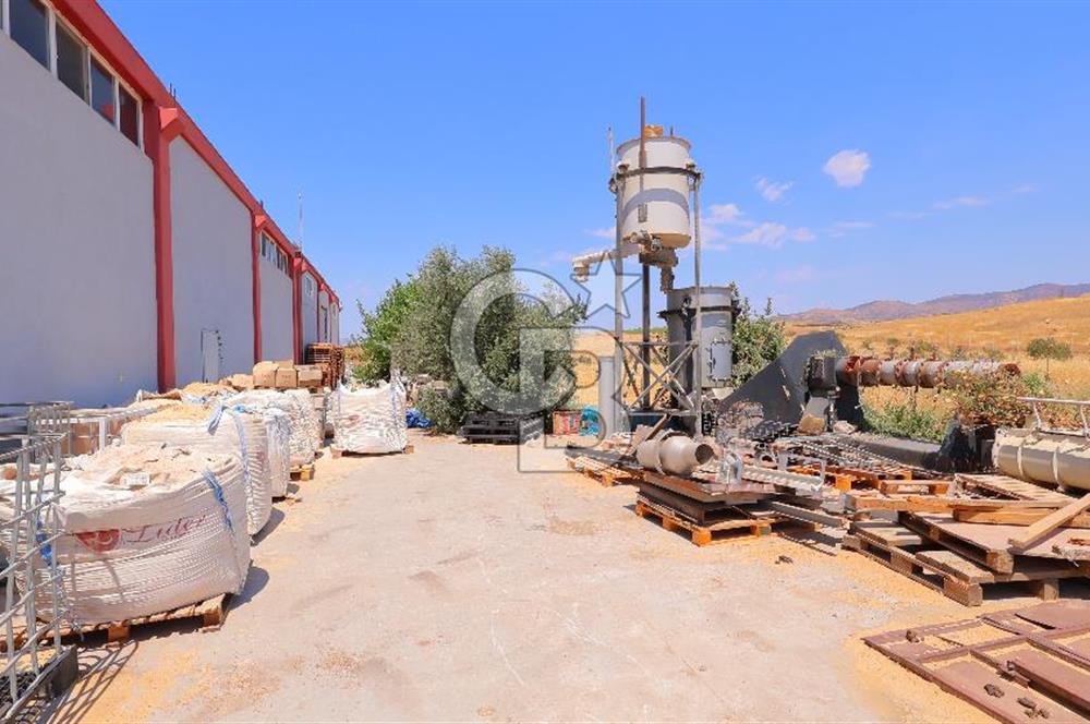 Salihli Organize Sanayi Bölgesi'nde Ankara yolu cepheli köşe...