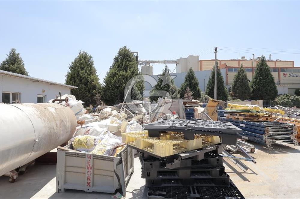 Salihli Organize Sanayi Bölgesi'nde Ankara yolu cepheli köşe...