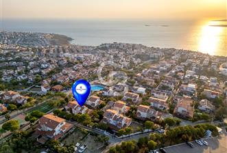 AKARCA YENİSU EVLERİ PANORAMİK DENİZ MANZARALI SATILIK 3+1 VİLLA