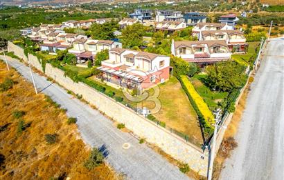 SEFERİHİSAR AKARCA SATILIK DENİZ MANZARALI 4+1 VİLLA