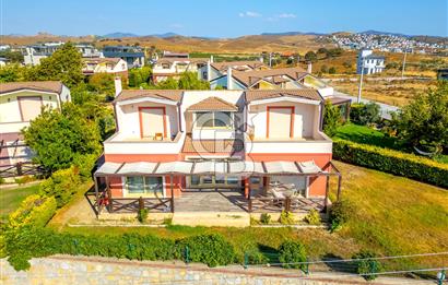 SEFERİHİSAR AKARCA SATILIK DENİZ MANZARALI 4+1 VİLLA