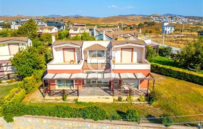 SEFERİHİSAR AKARCA SATILIK DENİZ MANZARALI 4+1 VİLLA