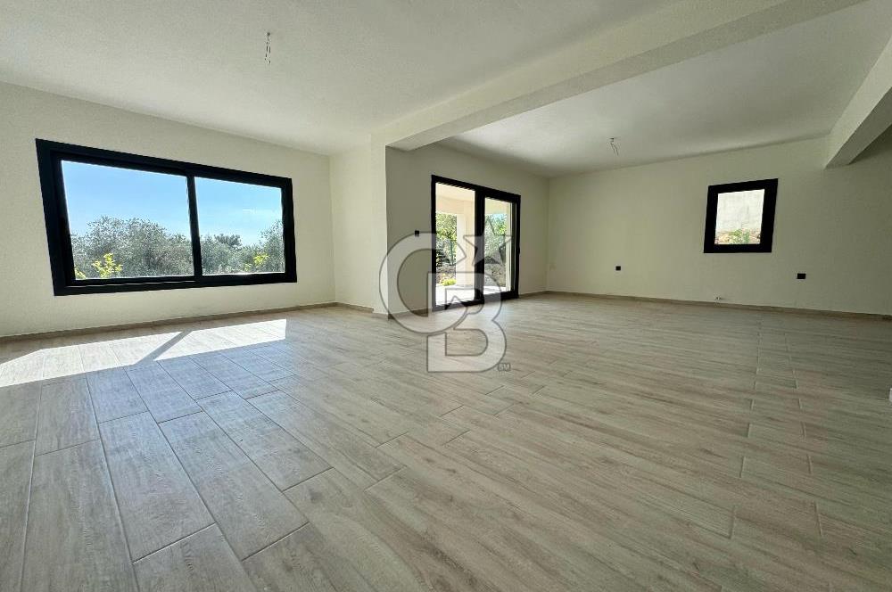 Yakaköy Profesörler Sitesi Yakını Satılık 5+2 Villa 
