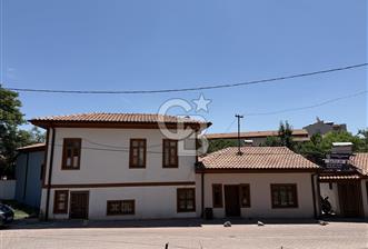 Öksüzler Sokakta Dış Restorasyonlu Avlulu İki Ahşap Konak ve Dükkan Fırsatı. 