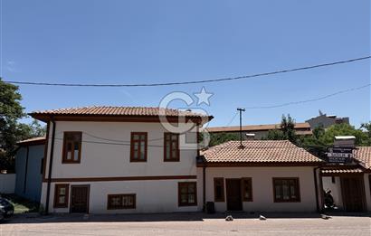 Öksüzler Sokakta Dış Restorasyonlu Avlulu İki Ahşap Konak ve Dükkan Fırsatı. 