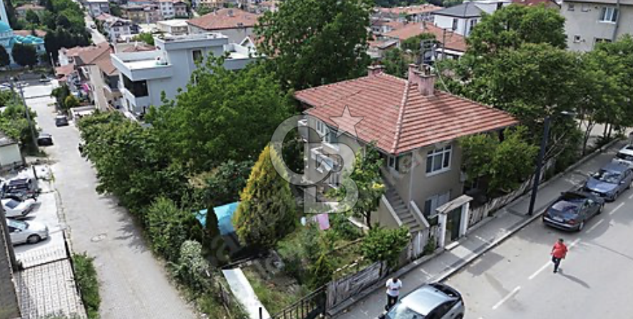Yatırıma Hazır! 757 m² Arsa 1.2 Emsal, İçinde 2 Katlı Bina !