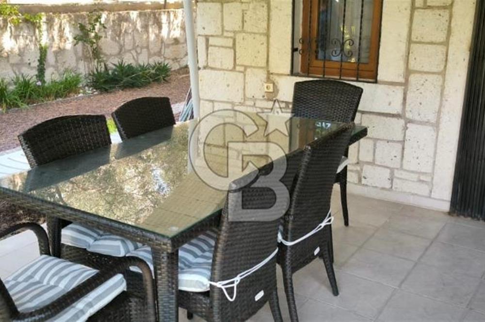 ÇEŞME ALAÇATI'DA HAVUZLU FUL EŞYALI 3+1 KİRALIK TAŞ VİLLA