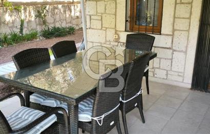 ÇEŞME ALAÇATI'DA HAVUZLU FUL EŞYALI 3+1 KİRALIK TAŞ VİLLA