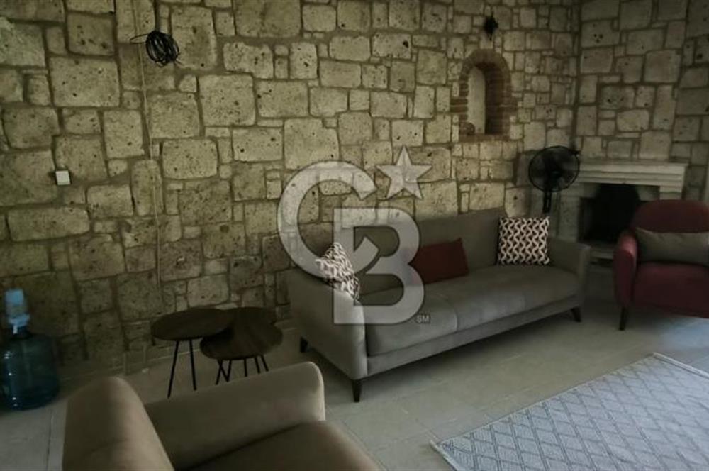 ÇEŞME ALAÇATI'DA HAVUZLU FUL EŞYALI 3+1 KİRALIK TAŞ VİLLA