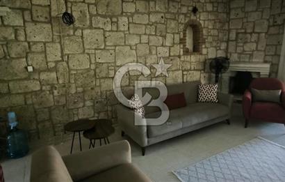ÇEŞME ALAÇATI'DA HAVUZLU FUL EŞYALI 3+1 KİRALIK TAŞ VİLLA