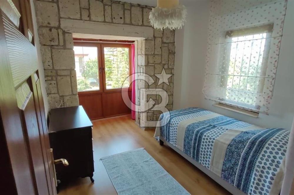 ÇEŞME ALAÇATI'DA HAVUZLU FUL EŞYALI 3+1 KİRALIK TAŞ VİLLA