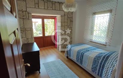 ÇEŞME ALAÇATI'DA HAVUZLU FUL EŞYALI 3+1 KİRALIK TAŞ VİLLA