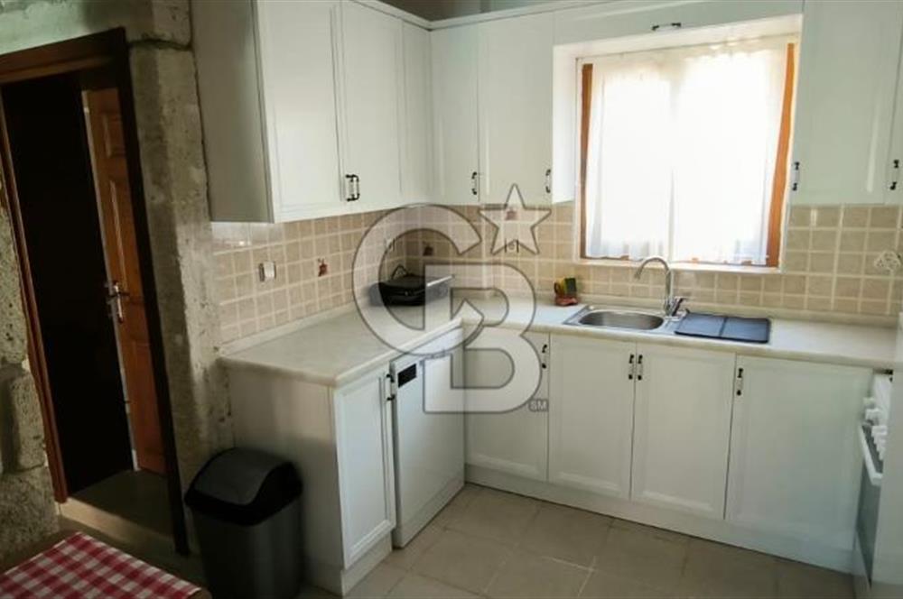 ÇEŞME ALAÇATI'DA HAVUZLU FUL EŞYALI 3+1 KİRALIK TAŞ VİLLA