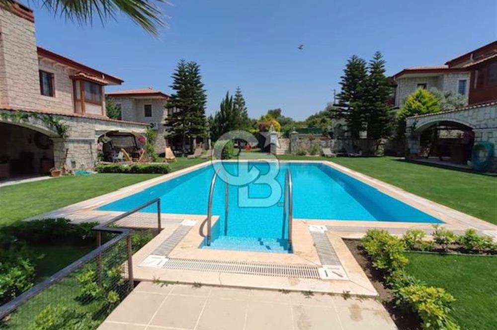 ÇEŞME ALAÇATI'DA HAVUZLU FUL EŞYALI 3+1 KİRALIK TAŞ VİLLA