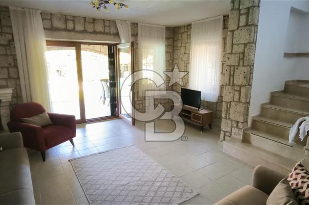 ÇEŞME ALAÇATI'DA HAVUZLU FUL EŞYALI 3+1 KİRALIK TAŞ VİLLA