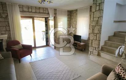 ÇEŞME ALAÇATI'DA HAVUZLU FUL EŞYALI 3+1 KİRALIK TAŞ VİLLA