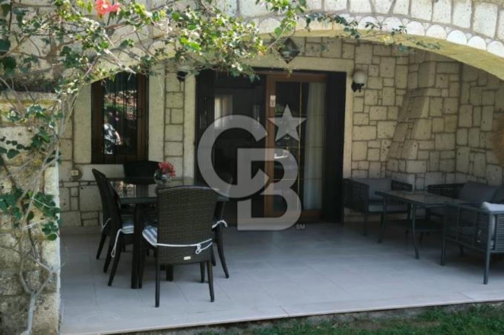 ÇEŞME ALAÇATI'DA HAVUZLU FUL EŞYALI 3+1 KİRALIK TAŞ VİLLA