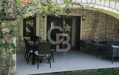 ÇEŞME ALAÇATI'DA HAVUZLU FUL EŞYALI 3+1 KİRALIK TAŞ VİLLA