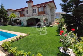 ÇEŞME ALAÇATI'DA HAVUZLU FUL EŞYALI 3+1 KİRALIK TAŞ VİLLA