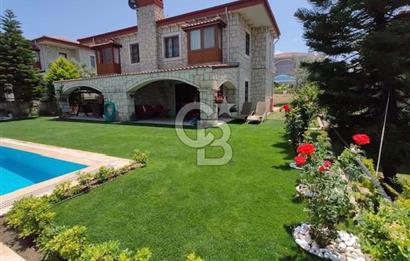 ÇEŞME ALAÇATI'DA HAVUZLU FUL EŞYALI 3+1 KİRALIK TAŞ VİLLA