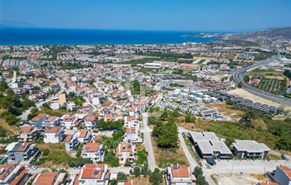 KUŞADASI MERKEZDE DENİZ MANZARALI SATILIK VİLLA İMARLI ARSA