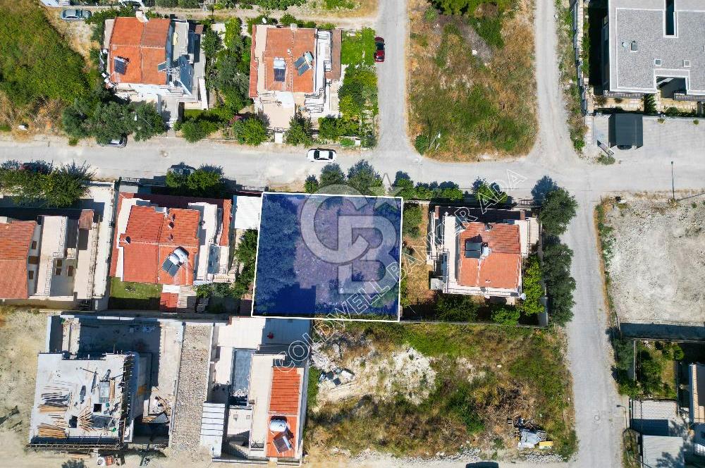 KUŞADASI MERKEZDE DENİZ MANZARALI SATILIK VİLLA İMARLI ARSA