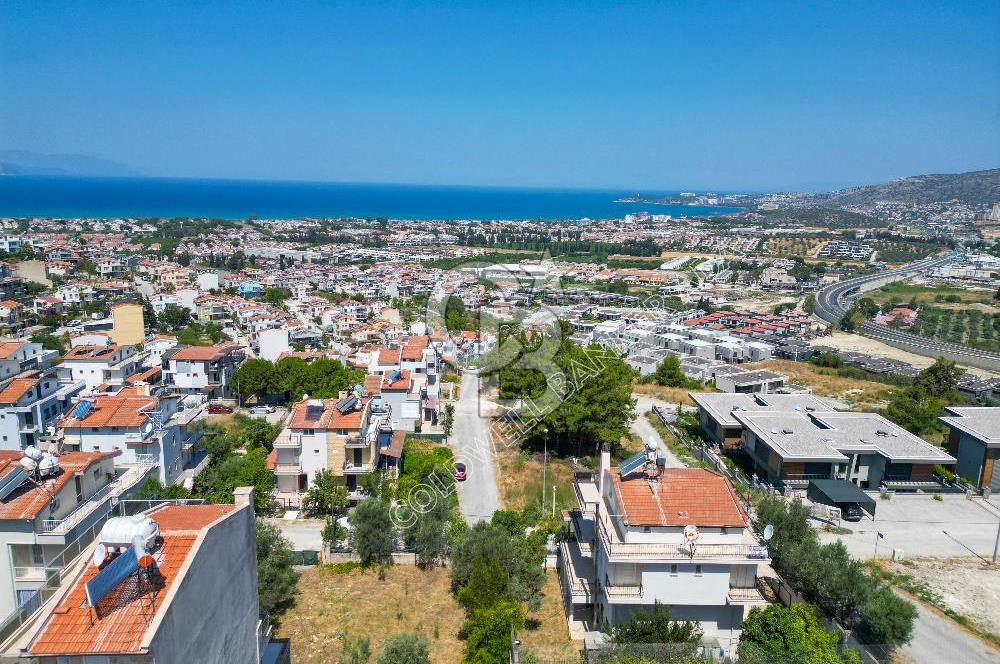 KUŞADASI MERKEZDE DENİZ MANZARALI SATILIK VİLLA İMARLI ARSA