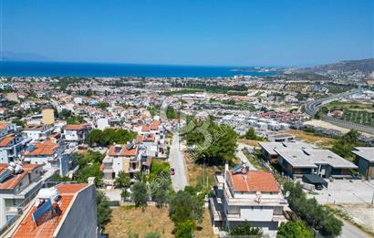 KUŞADASI MERKEZDE DENİZ MANZARALI SATILIK VİLLA İMARLI ARSA