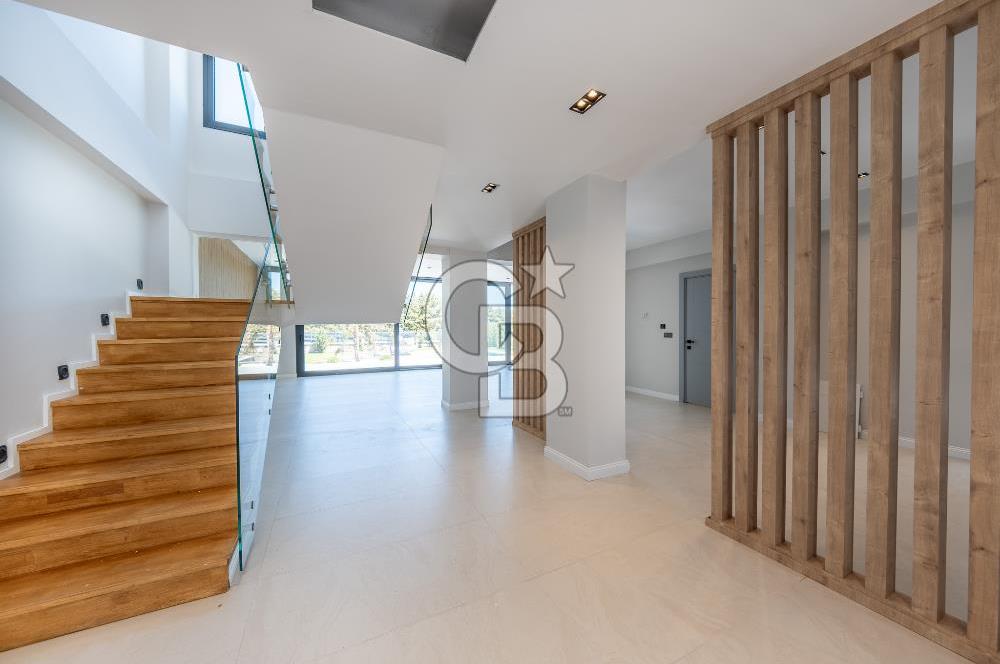 URLA KUŞÇULAR SATILIK MÜSTAKİL HAVUZLU 4+1 LÜKS VİLLA