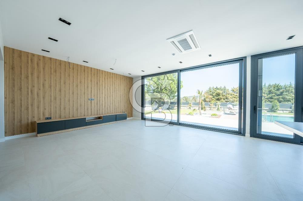 URLA KUŞÇULAR SATILIK MÜSTAKİL HAVUZLU 4+1 LÜKS VİLLA