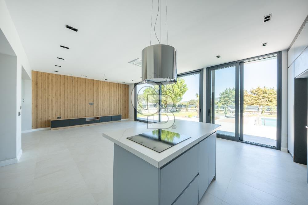 URLA KUŞÇULAR SATILIK MÜSTAKİL HAVUZLU 4+1 LÜKS VİLLA