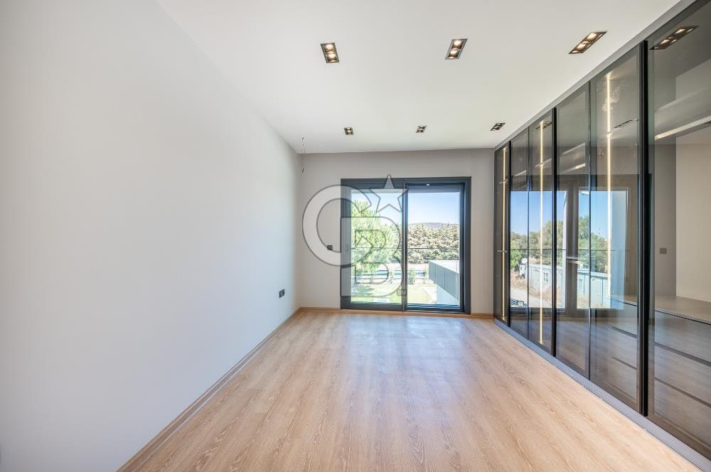 URLA KUŞÇULAR SATILIK MÜSTAKİL HAVUZLU 4+1 LÜKS VİLLA