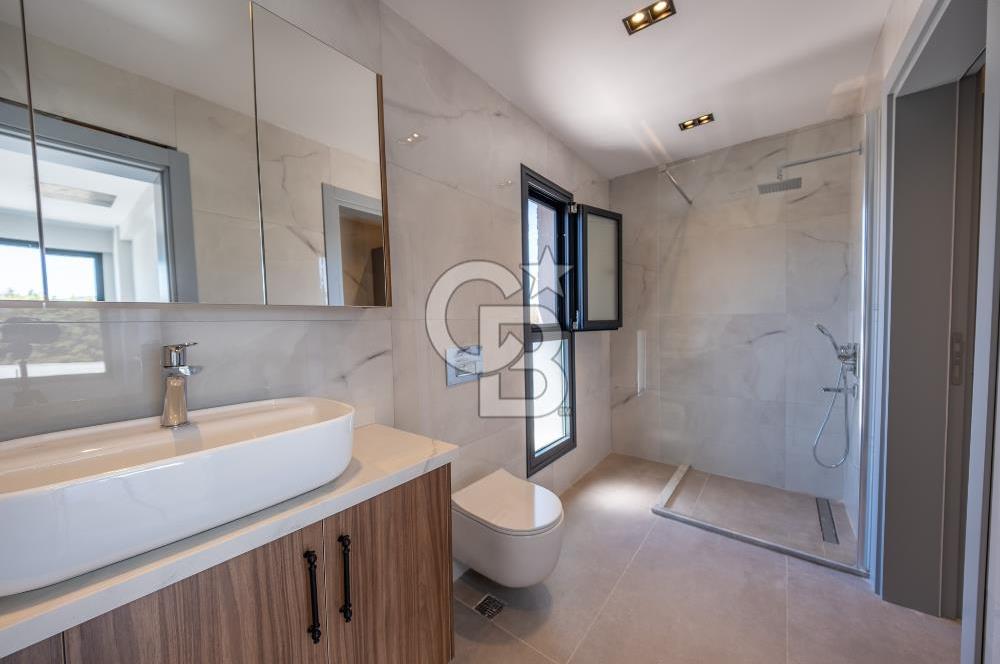 URLA KUŞÇULAR SATILIK MÜSTAKİL HAVUZLU 4+1 LÜKS VİLLA