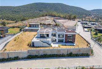 SEVİLLA URLA KEKLİKTEPEDE PANORAMİK DENİZ MANZARALI LÜKS VİLLA