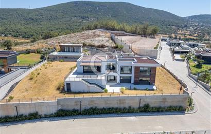 SEVİLLA URLA KEKLİKTEPEDE PANORAMİK DENİZ MANZARALI LÜKS VİLLA