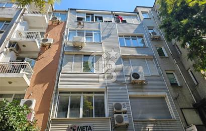 ALSANCAK’IN KALBİNDE, SEVİNÇ PASTANESİ’NE 1 DAKİKA MESAFEDE 2+1 ÇATI KATI DAİRE