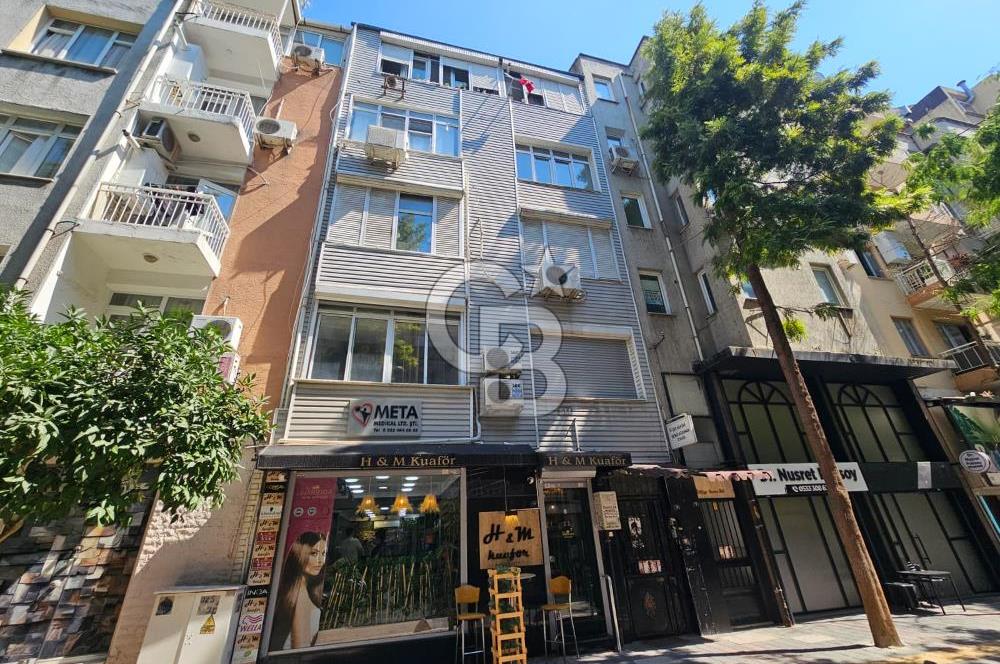 ALSANCAK’IN KALBİNDE, SEVİNÇ PASTANESİ’NE 1 DAKİKA MESAFEDE 2+1 ÇATI KATI DAİRE
