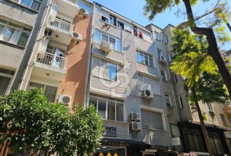 ALSANCAK’IN KALBİNDE, SEVİNÇ PASTANESİ’NE 1 DAKİKA MESAFEDE 2+1 ÇATI KATI DAİRE